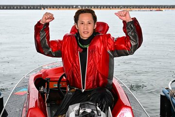 マスターズチャンピオンを優勝しガッツポーズする白井英治