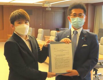  木村政務官（右）に要望書を手渡した五ノ井氏（東スポWeb）