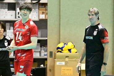 石川祐希とロラン・ティリ監督(右)