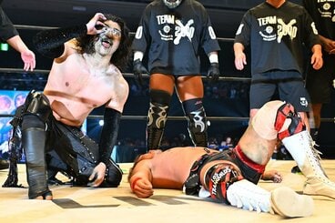 OZAWA（左）に敗れた内藤は大の字