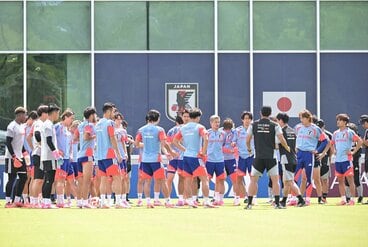練習前、選手を集めて話す森保一監督(右から3人目)