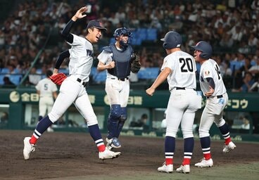 6回のピンチを無失点でしのぎ、大喜びの横浜・織田翔希(左)