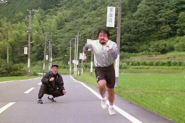 ガッツ石松トレーナー(奥)の指導でダッシュに励む藤波辰爾(1992年)