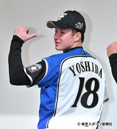 写真：日本ハム・吉田輝星が背番号18披露「プロの自覚強くなった