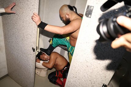 トイレでオーカーンの攻撃を受ける鷹木信悟