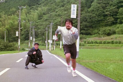 ガッツ石松トレーナー(奥)の指導でダッシュに励む藤波辰爾(1992年)