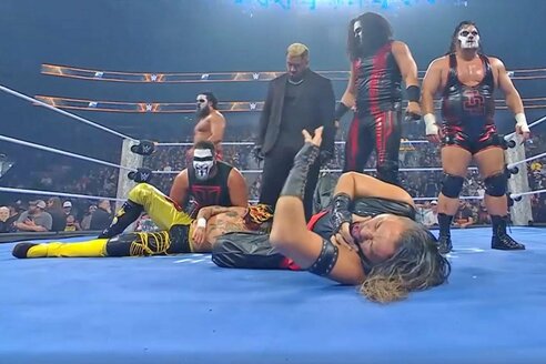 WWE】中邑真輔 怒りの登場も屈辱〝3連続KO〟…元新日勢揃う極悪軍