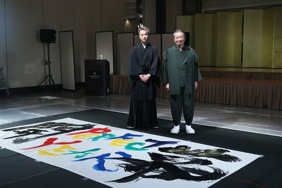 書道パフォーマンスを行ったＴＡＫＡＨＩＲＯと吉川壽一氏