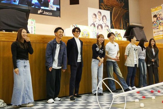 感謝祭に参加した(左から)刑部亜里紗、菅章哉、篠崎元志、川井萌、村松将平、山口晃朋、井上遥妃、実森実祐