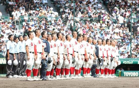 試合に勝利し整列する智弁和歌山の選手たち