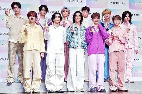 藤牧京介(後列左から2人目)