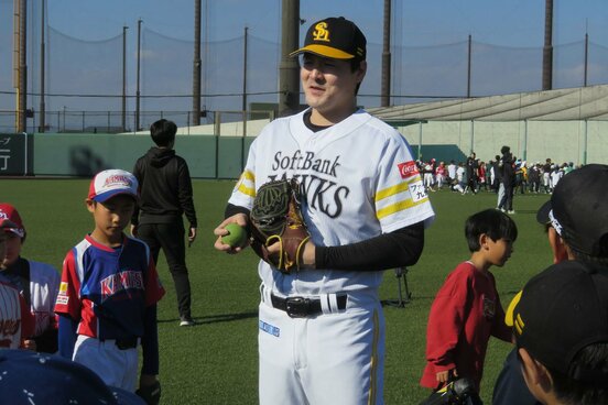 子供の質問攻めに遭う有原航平