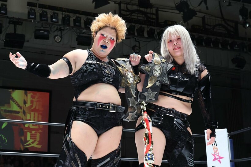 勝ち誇る刀羅ナツコ(左)と瑠悪夏の「BMI2000」