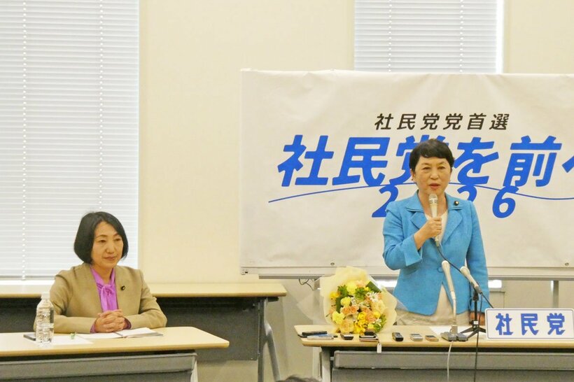 福島瑞穂氏（右）と大椿裕子氏