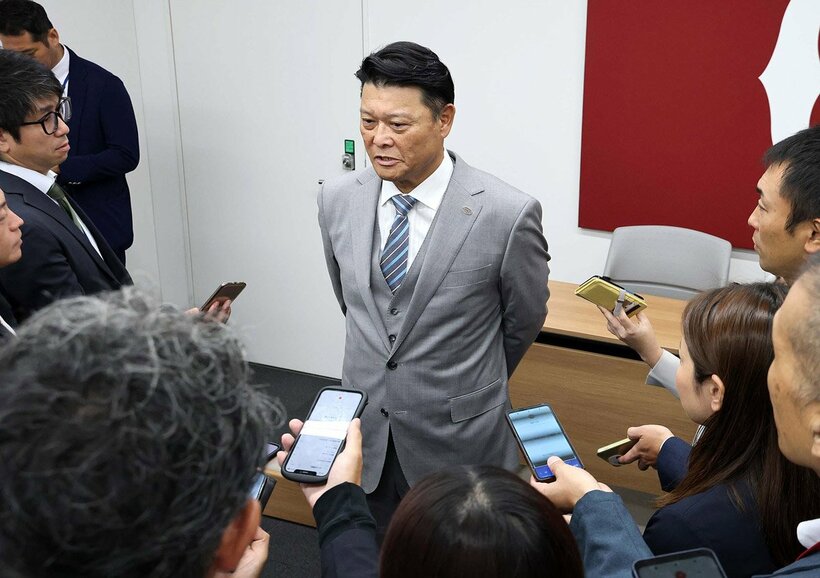 オーナー報告を終え、囲み取材を受ける橋上秀樹監督代行