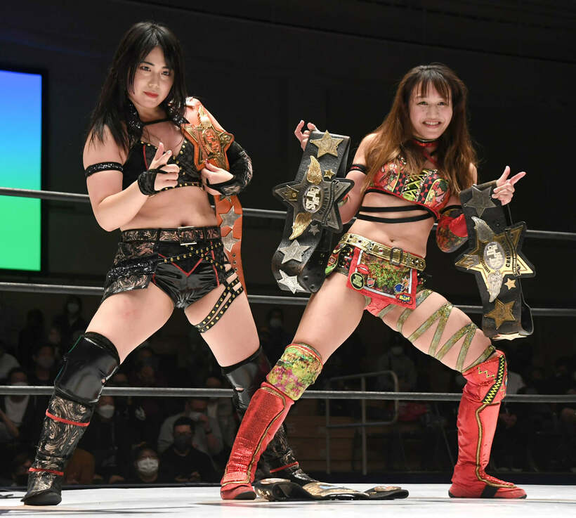  たむ、白川組に勝利した舞華（左）と朱里(東スポWeb)
