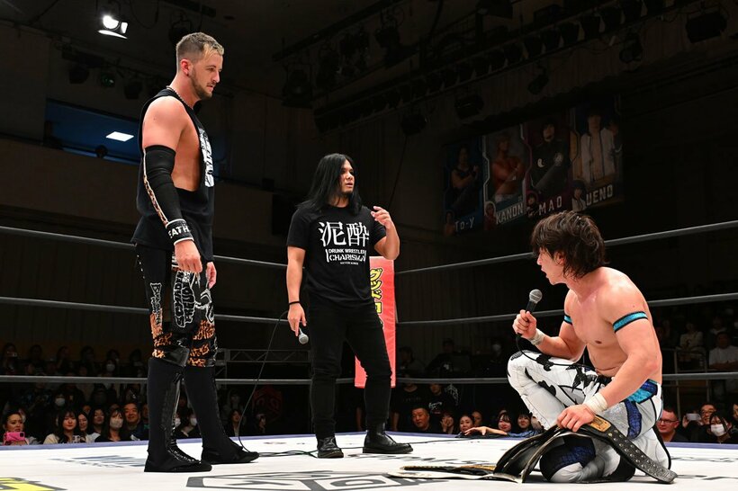 佐々木大輔（中央）と クリス・ブルックス（左）に挑戦を表明された上野勇希