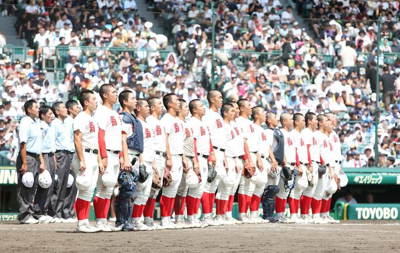 試合に勝利し整列する智弁和歌山の選手たち