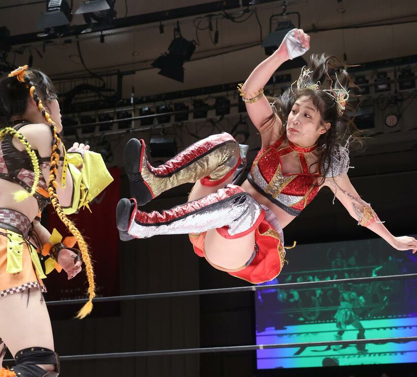 ドロップjキックを決める上原わかな