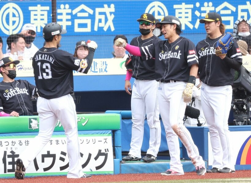  ３回、犠飛を放ったソフトバンク・中谷(左)を迎える柳田(中)と杉山（東スポWeb）