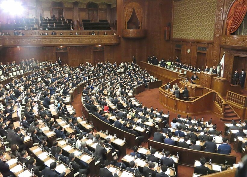 予算案が可決された衆院本会議場