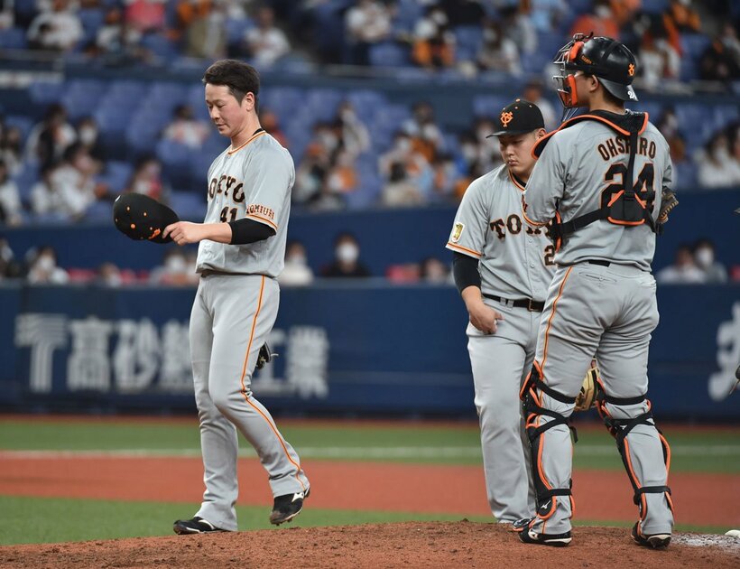  勝ち越しタイムリーを許した中川（左）は肩を落とした