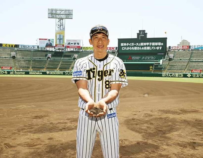  全国の球児たちに贈るための甲子園球場の土を集めた矢野監督（阪神タイガース提供）