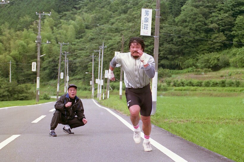 ガッツ石松トレーナー（奥）の指導でダッシュに励む藤波辰爾（１９９２年）