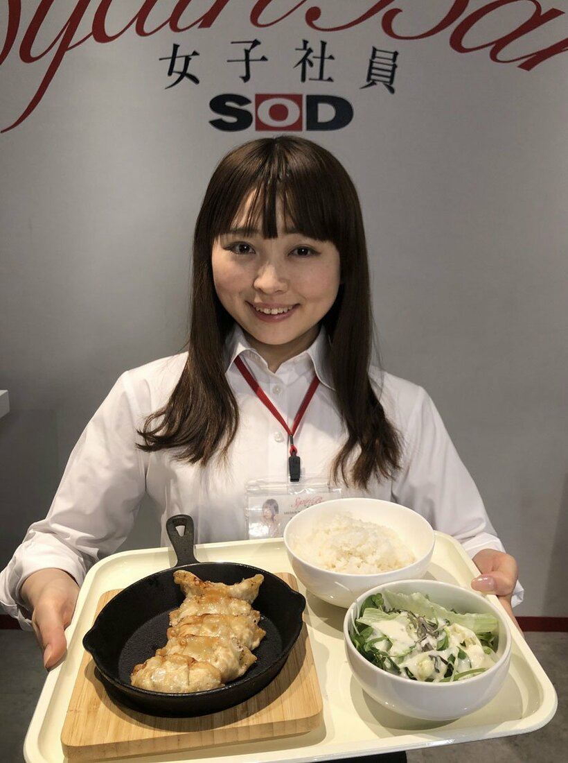  東スポ餃子定食を持ちニッコリ笑う椎菜アリス（東スポWeb）