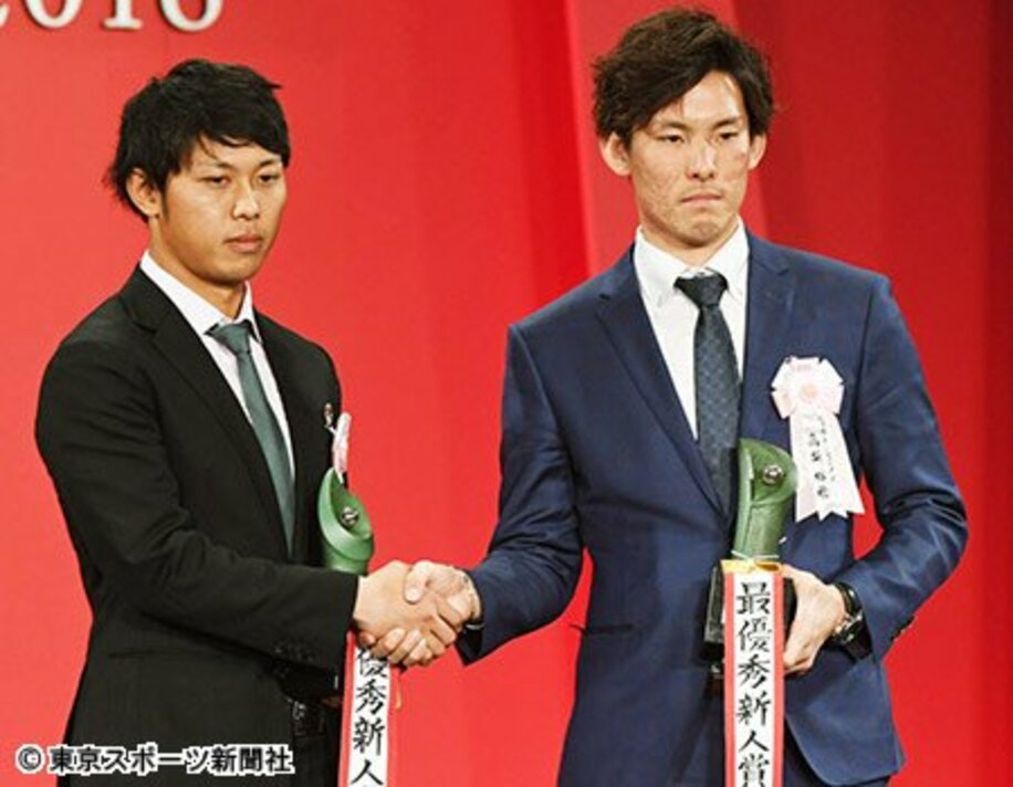 パ・リーグ新人王の日本ハム・高梨（右）と握手をかわす高山