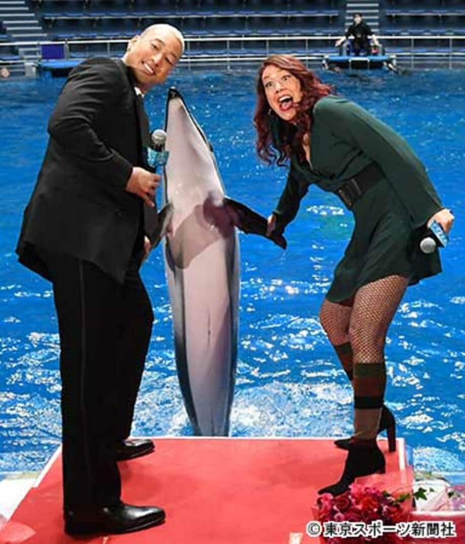  イルカと握手する関口メンディー（左）とLiLiCo