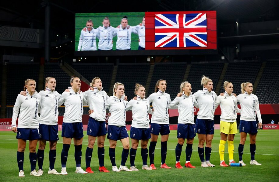  国歌斉唱する女子サッカー英国代表（ロイター）