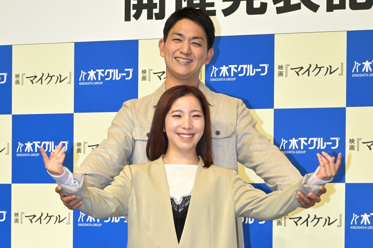 ツアー開催を発表した三浦龍来（手前）と木原龍一