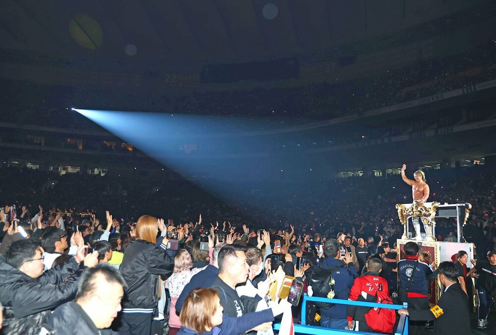 ゴンドラで場内を一周する棚橋弘至