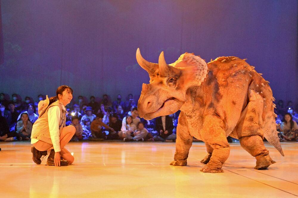 動く恐竜と対峙する中村麻里子