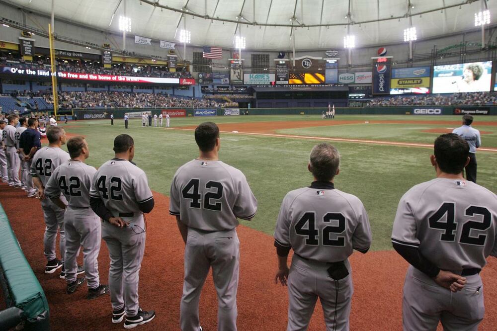 ジャッキー・ロビンソンデーのヤンキースナインは全員が背番号４２（２００９年）
