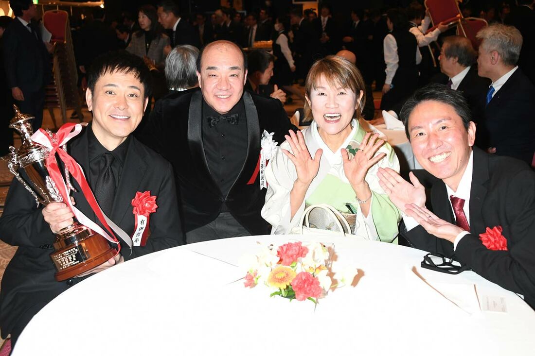 有田哲平、山田邦子、福田充徳と記念撮影する西村誠司社長