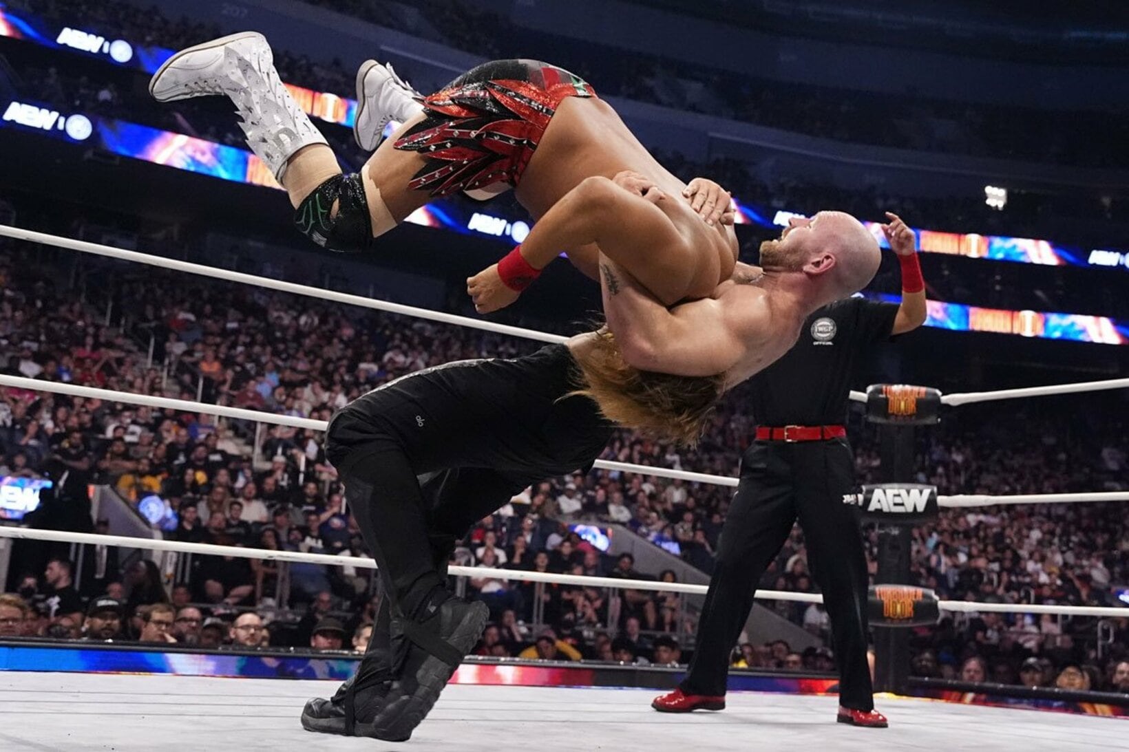 ジョン・モクスリー（右）のデスライダーをくらう内藤哲也　©All Elite Wrestling