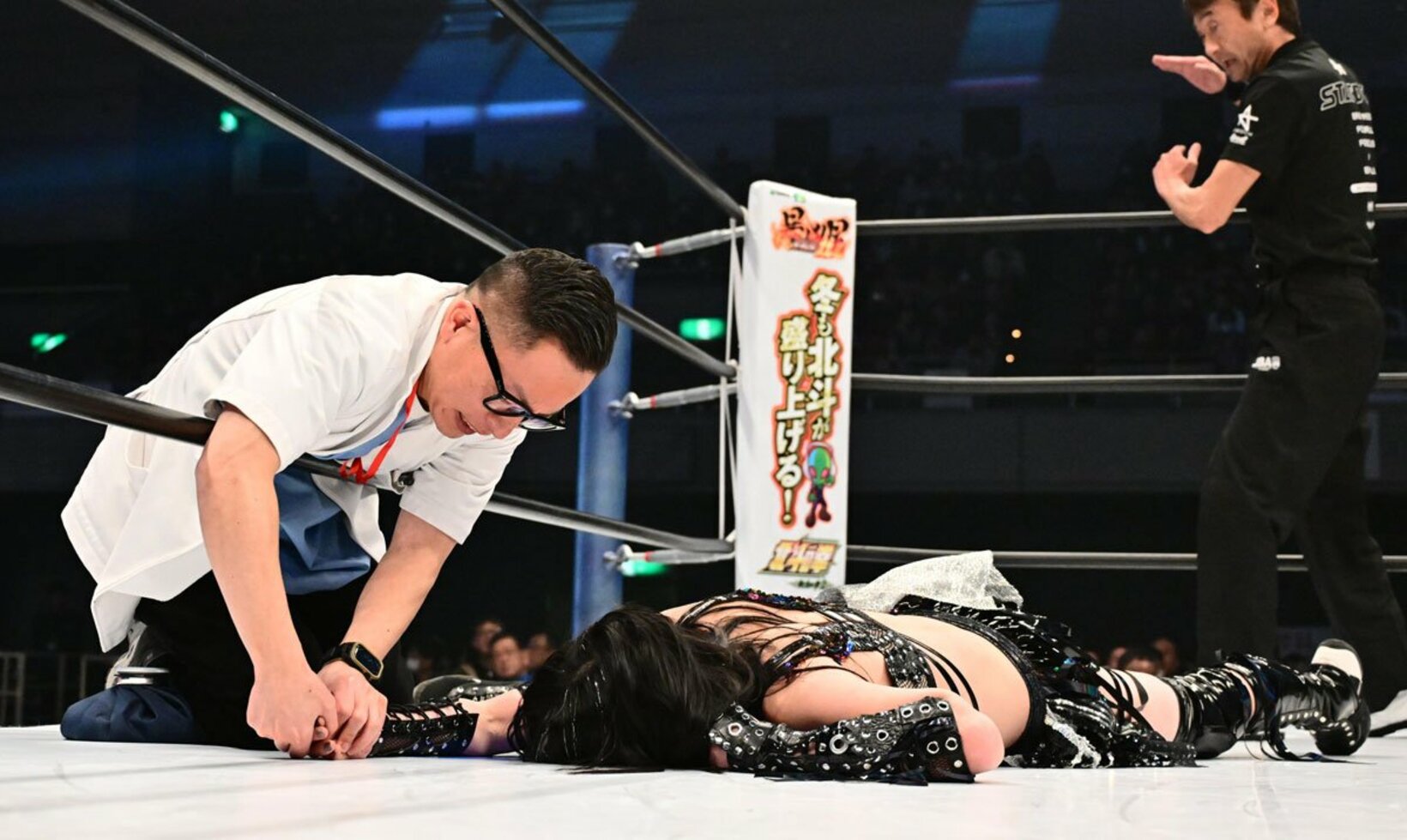 右手指を脱臼してドクターの治療を受ける上谷沙弥