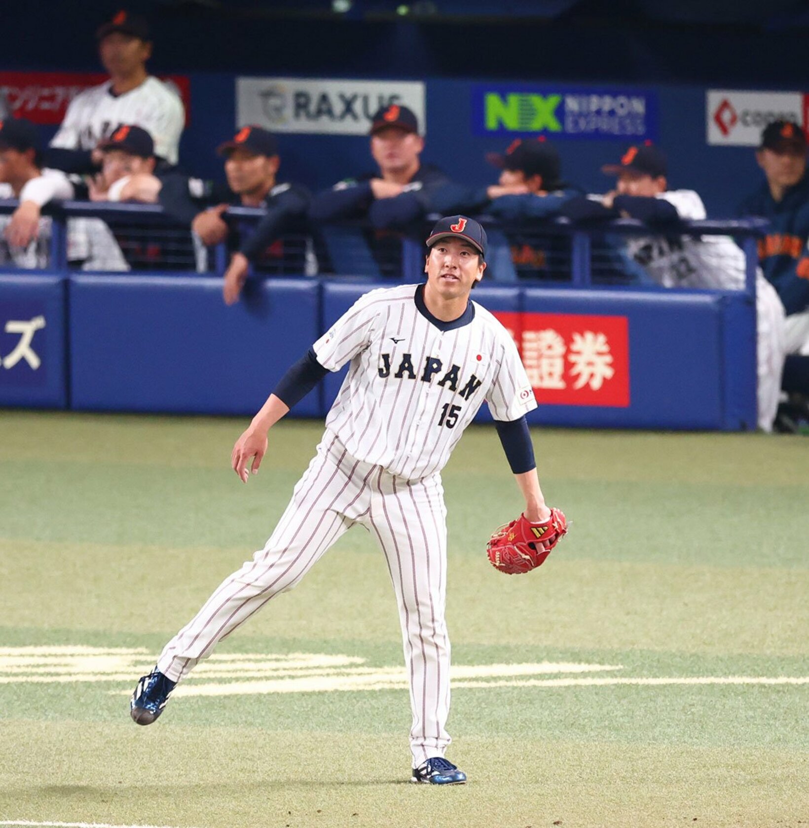ベースカバー後に右足を気にする巨人・大勢