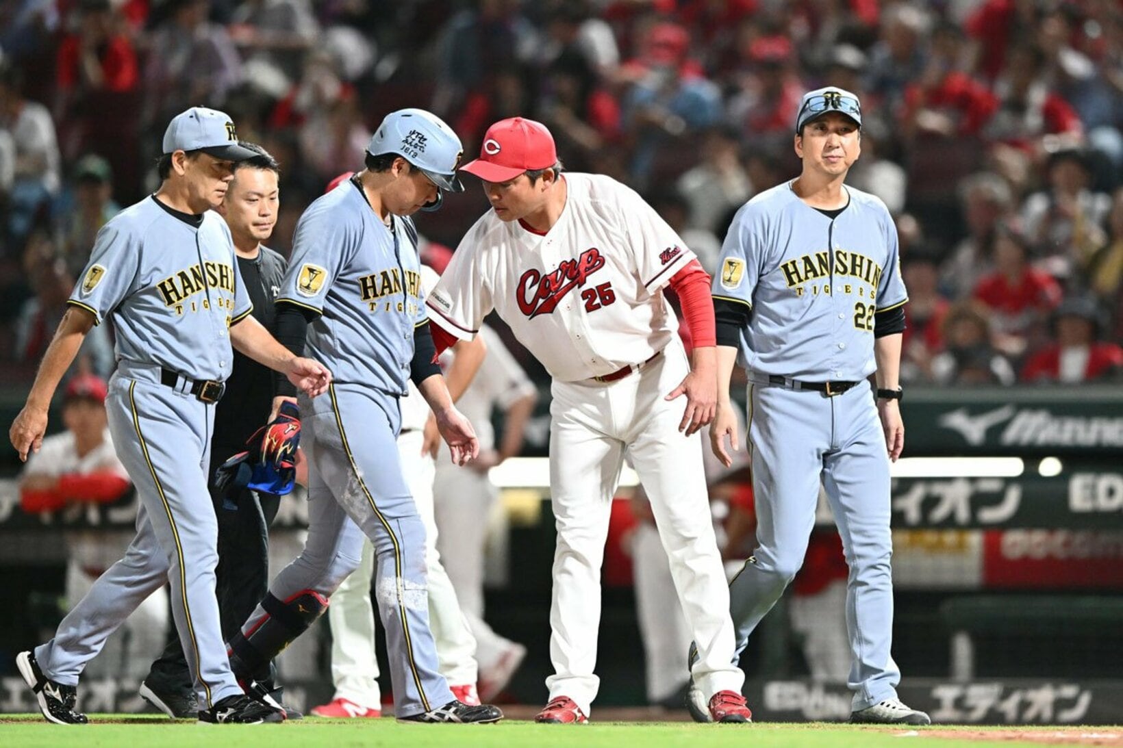 大山に謝罪する広島・新井監督(中)を見守る阪神・藤川監督