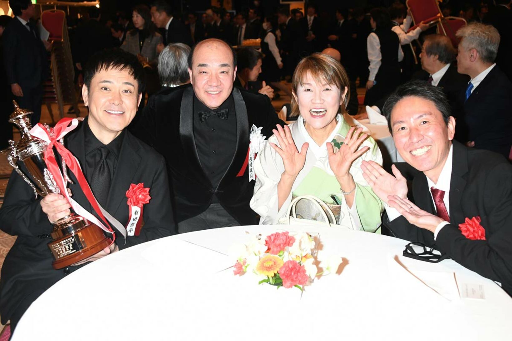有田哲平、山田邦子、福田充徳と記念撮影する西村誠司社長