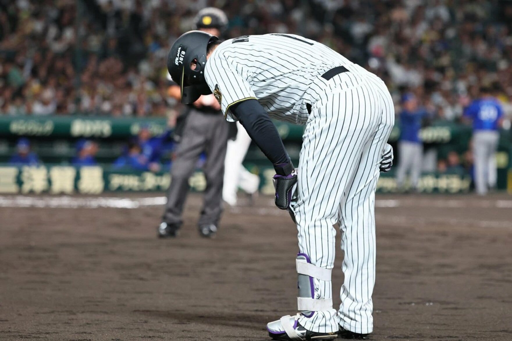 ６回、走塁後に脚を痛めたような仕草を見せた阪神・森下