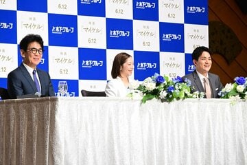 引退会見で指導者転身の思いを語った三浦璃来（中）と木原龍一。左は木下代表