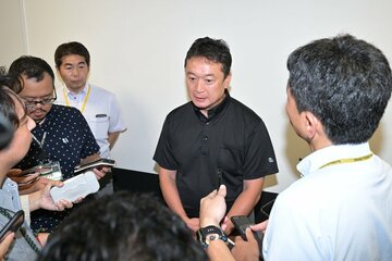 囲み取材を受ける三笠杉彦GM