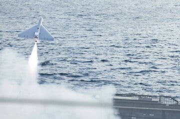 ２０２５年１２月１９の日アラビア湾での作戦中にインディペンデンス級沿海域戦闘艦USSサンタバーバラの飛行甲板から発進したLUCASのドローン（海軍水上部隊のインスタグラム@surface_warriorsから）
