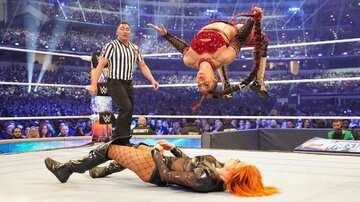  ベッキー・リンチ（下）にその場跳びムーンサルトを放つビアンカ・ブレア(©2022 WWE, Inc. All Rights Reserved.)