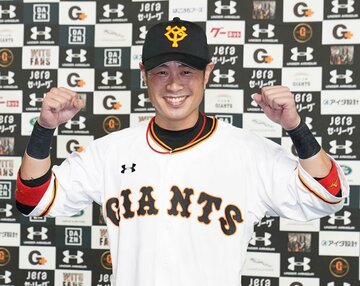  サヨナラ打を放ち、満面笑顔の巨人・亀井