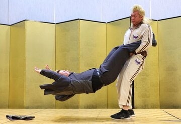 失礼な宮原健斗(左)をハンマー投げ(ジャイアントスイング)でブン回す小河彪
