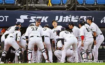  円陣を組む侍ジャパン